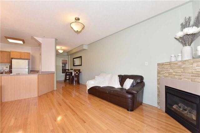 80 Carousel Cres, House attached with 3 bedrooms, 3 bathrooms and 2 parking in Richmond Hill ON | Image 7