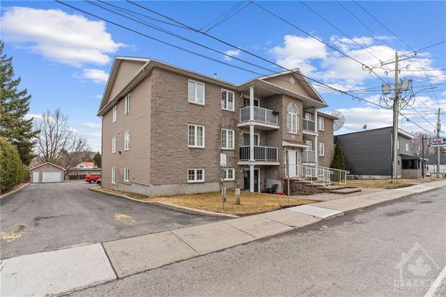 201 - 1005 Laurier Road, Condo with 2 bedrooms, 1 bathrooms and 1 parking in Clarence Rockland ON | Image 2