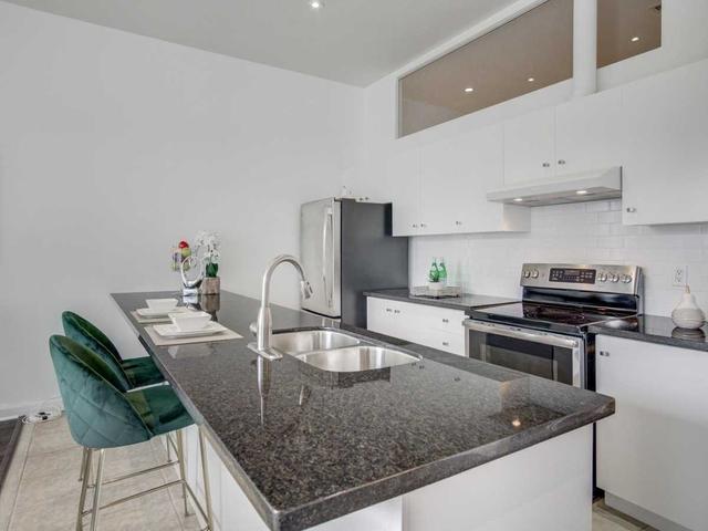 810 - 700 King St W, Condo with 2 bedrooms, 2 bathrooms and 1 parking in Toronto ON | Image 3