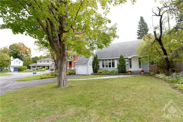 7 Dunvegan Road, House detached with 4 bedrooms, 3 bathrooms and 5 parking in Ottawa ON | Image 3