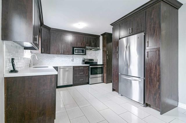 5 Guildford Cres, Townhouse with 3 bedrooms, 2 bathrooms and 1 parking in Brampton ON | Image 3
