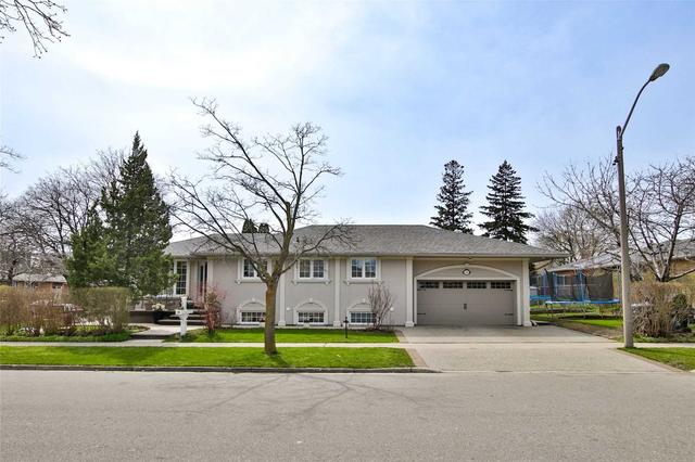 18 Landigo Dr, House detached with 3 bedrooms, 2 bathrooms and 4 parking in Toronto ON | Card Image