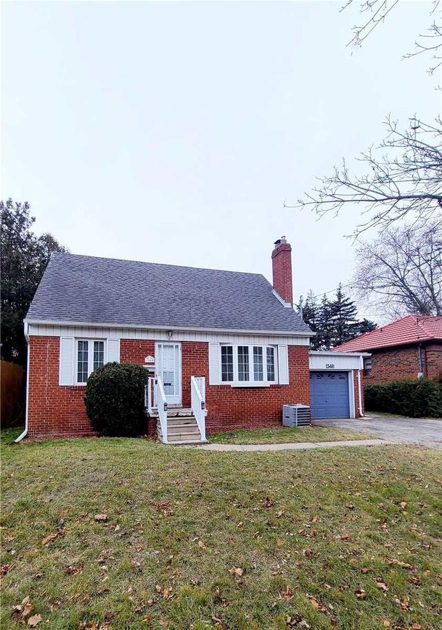 1540 Applewood Rd, House detached with 3 bedrooms, 2 bathrooms and 5 parking in Mississauga ON | Card Image
