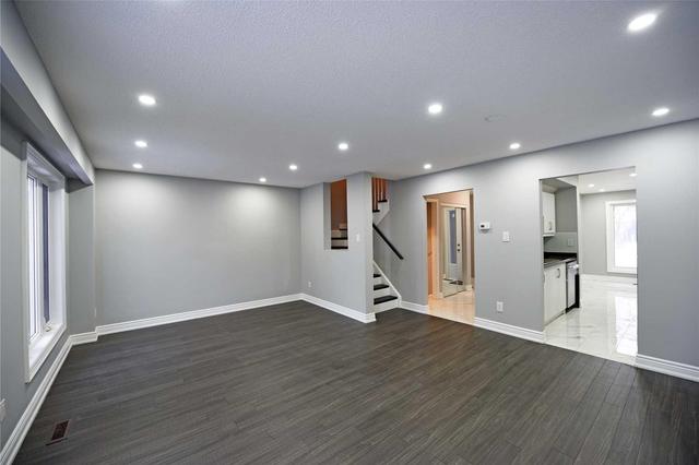 18 Sprucedale Crt, House attached with 3 bedrooms, 2 bathrooms and 2 parking in Brampton ON | Image 4