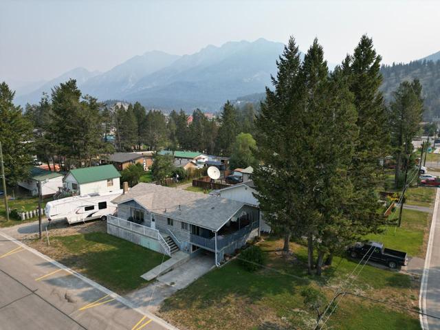 7558 Columbia Avenue, House detached with 4 bedrooms, 2 bathrooms and 2 parking in Radium Hot Springs BC | Image 38