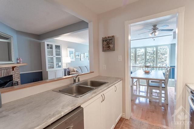 52 Hummingbird Crescent, Townhouse with 3 bedrooms, 3 bathrooms and 3 parking in Ottawa ON | Image 5