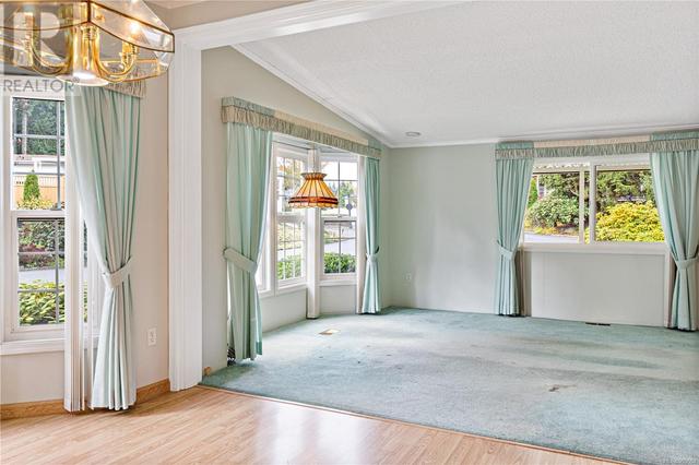 Large bay windows with forest views | Image 15