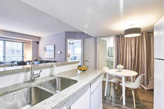 th 59 - 93 The Queensway, Townhouse with 1 bedrooms, 1 bathrooms and 1 parking in Toronto ON | Image 2
