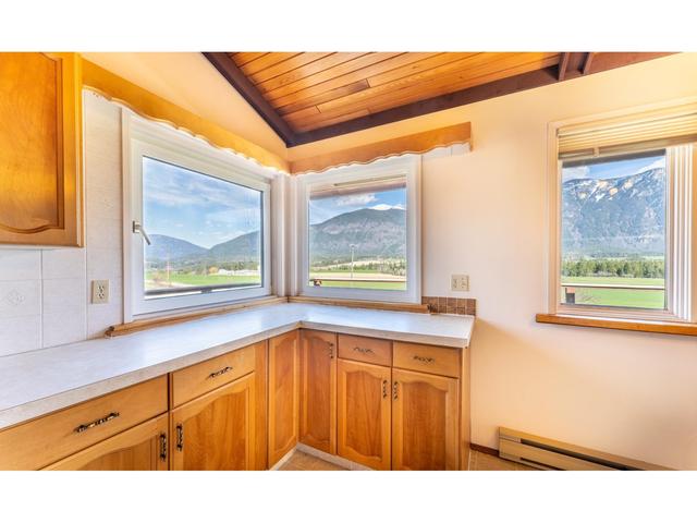 3481 Crestview Road, House detached with 2 bedrooms, 2 bathrooms and null parking in Central Kootenay B BC | Image 13