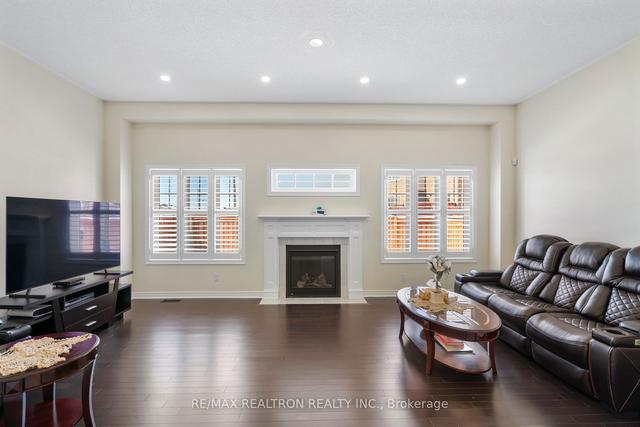 688 Audley Rd S, House detached with 4 bedrooms, 3 bathrooms and 4 parking in Ajax ON | Image 2