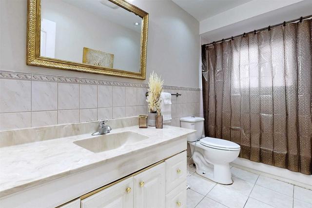 3536 Ellengale Dr, House semidetached with 4 bedrooms, 2 bathrooms and 3 parking in Mississauga ON | Image 4