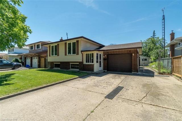 19 Shade Tree Crescent, House detached with 3 bedrooms, 2 bathrooms and 3 parking in St. Catharines ON | Image 2