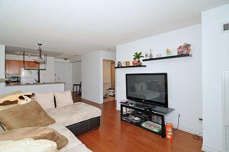 1012 - 8 Mondeo Dr, Condo with 1 bedrooms, 1 bathrooms and 1 parking in Toronto ON | Image 3