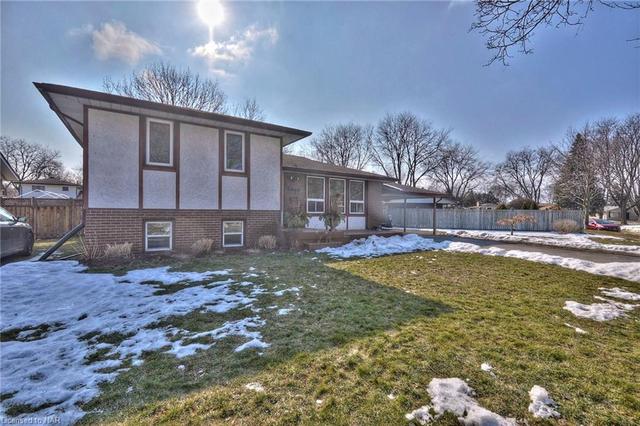 5940 Hillcrest Crescent, House detached with 4 bedrooms, 2 bathrooms and 2 parking in Niagara Falls ON | Image 2
