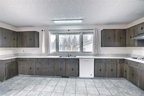 204 Lake Bonavista Drive Se, House detached with 4 bedrooms, 2 bathrooms and 2 parking in Calgary AB | Image 2