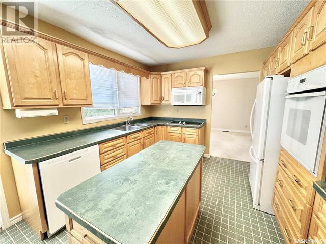 670 Buchanan Drive, House detached with 3 bedrooms, 2 bathrooms and null parking in Prince Albert SK | Image 2