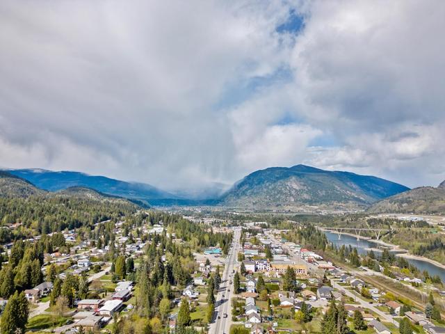 2612 Columbia Avenue, House detached with 4 bedrooms, 2 bathrooms and null parking in Castlegar BC | Image 42