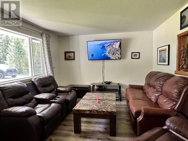 2349 Thornhill Street, House attached with 6 bedrooms, 4 bathrooms and null parking in Kitimat Stikine E BC | Image 3