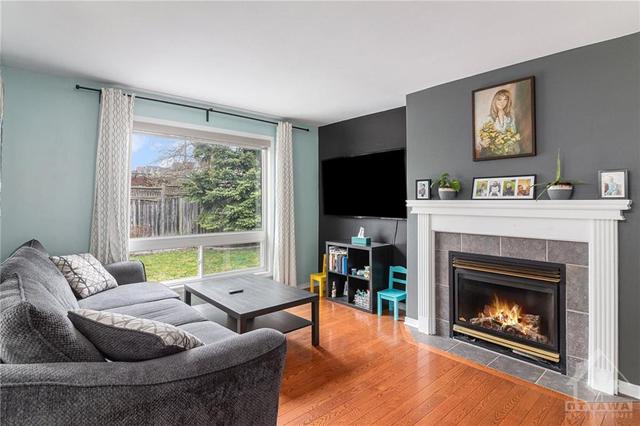 1310 Halton Terrace, Townhouse with 3 bedrooms, 2 bathrooms and 3 parking in Ottawa ON | Image 4