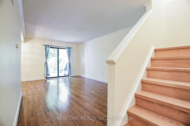 19 Lynden Circ, Townhouse with 3 bedrooms, 2 bathrooms and 2 parking in Halton Hills ON | Image 2