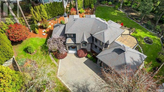 4533 Pheasantwood Terr, House detached with 3 bedrooms, 3 bathrooms and 6 parking in Saanich BC | Image 2