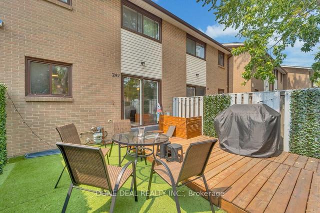 242 Fleetwood Cres, Townhouse with 3 bedrooms, 2 bathrooms and 3 parking in Brampton ON | Image 32