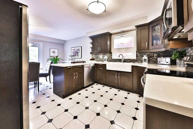 316 Evergreen Cres, House detached with 4 bedrooms, 4 bathrooms and 4 parking in Oakville ON | Image 2