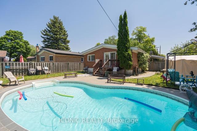 59 Henley Cres, House detached with 3 bedrooms, 2 bathrooms and 5 parking in Toronto ON | Image 18