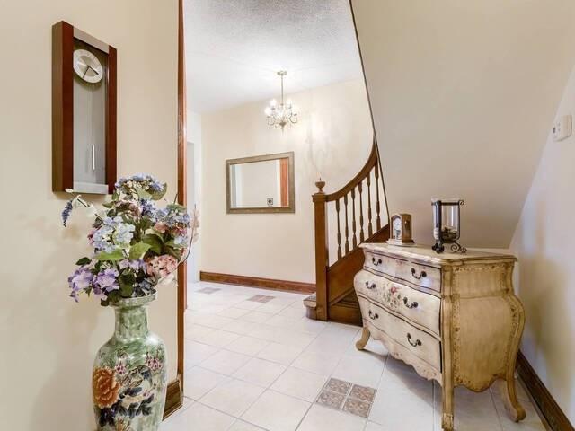 1098 Dundas St W, House attached with 4 bedrooms, 2 bathrooms and 3 parking in Toronto ON | Image 2