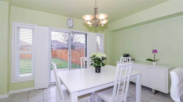 27 Sweet Water Cres, House detached with 4 bedrooms, 3 bathrooms and 6 parking in Richmond Hill ON | Image 3