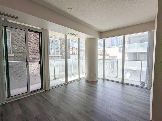 303 - 126 Simcoe St, Condo with 1 bedrooms, 1 bathrooms and 1 parking in Toronto ON | Image 2