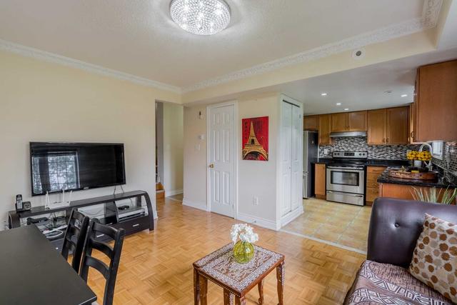 60 - 200 Mclevin Ave, Townhouse with 3 bedrooms, 2 bathrooms and 1 parking in Toronto ON | Image 4