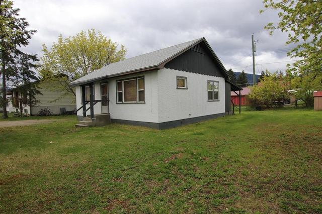 312 6th Avenue, House detached with 2 bedrooms, 1 bathrooms and 4 parking in Nakusp BC | Image 1