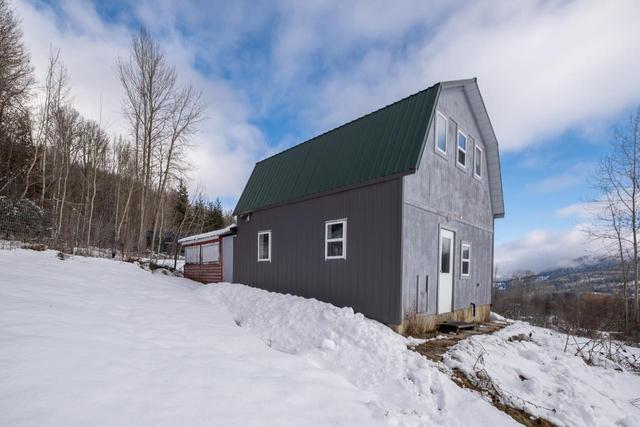 2735 Highway 3b, House detached with 2 bedrooms, 2 bathrooms and null parking in Kootenay Boundary B BC | Image 26