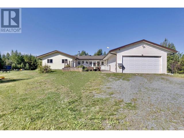8625 Lynn Drive, House detached with 4 bedrooms, 3 bathrooms and null parking in Fraser Fort George C BC | Image 2