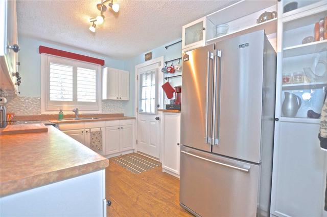 16 Fulton St, House detached with 2 bedrooms, 1 bathrooms and 3 parking in Milton ON | Image 2