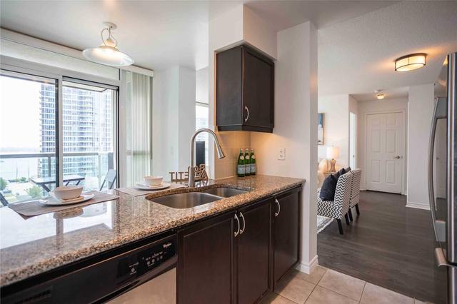2010 - 19 Grand Trunk Cres, Condo with 2 bedrooms, 2 bathrooms and 1 parking in Toronto ON | Image 4