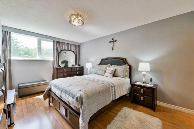 212 - 250 Scarlett Rd, Condo with 2 bedrooms, 2 bathrooms and 1 parking in Toronto ON | Image 8