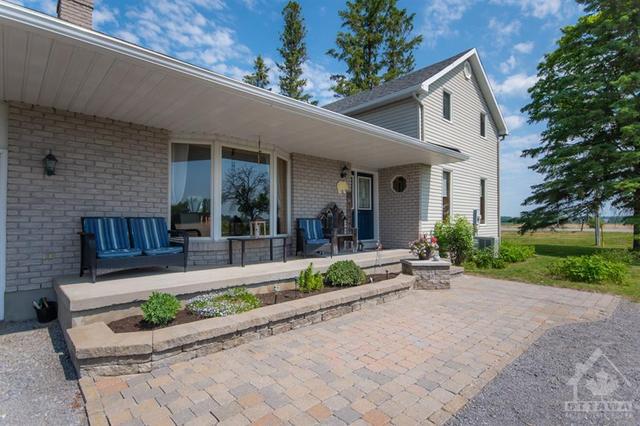 4045 Highway 17 Highway, House detached with 3 bedrooms, 3 bathrooms and 10 parking in Ottawa ON | Image 1
