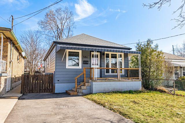 584 Corbett St, House detached with 4 bedrooms, 2 bathrooms and 1 parking in Hamilton ON | Image 1