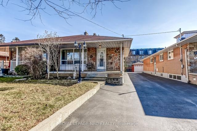 49 Graystone Gdns, House semidetached with 4 bedrooms, 3 bathrooms and 4 parking in Toronto ON | Image 1