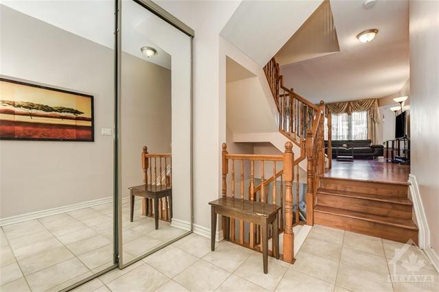 233 Wildcliff Way, Townhouse with 3 bedrooms, 3 bathrooms and 3 parking in Ottawa ON | Image 3