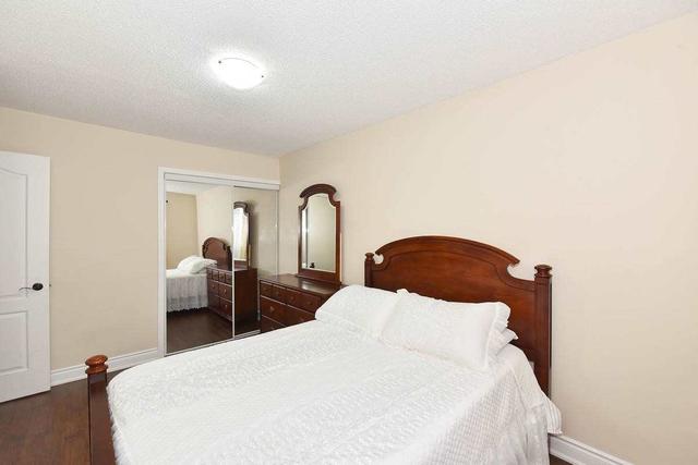 73 Moregate Cres, Townhouse with 3 bedrooms, 3 bathrooms and 2 parking in Brampton ON | Image 7