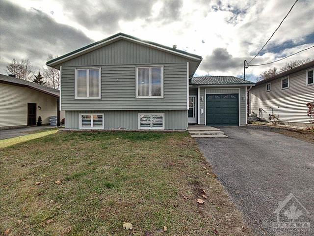 81 Seventh Avenue, House detached with 3 bedrooms, 2 bathrooms and 4 parking in Arnprior ON | Image 2