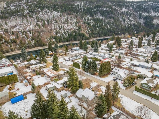 421 104th Street, House detached with 3 bedrooms, 3 bathrooms and null parking in Castlegar BC | Image 8