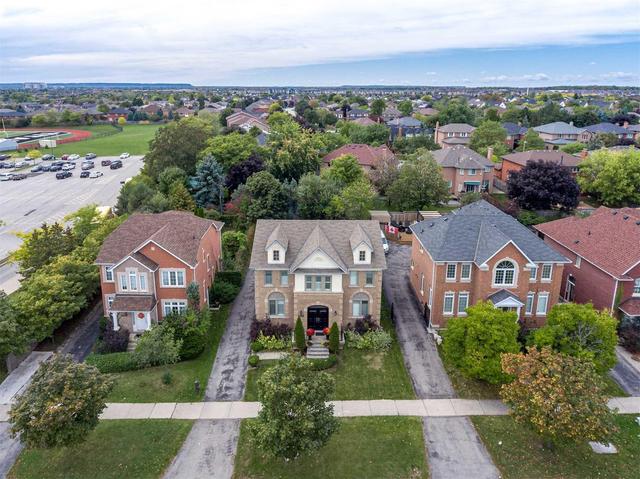 2444 Sixth Line, House detached with 4 bedrooms, 3 bathrooms and 6 parking in Oakville ON | Image 2