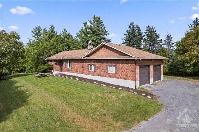 8750 West End Way, House detached with 3 bedrooms, 2 bathrooms and 6 parking in Ottawa ON | Image 3