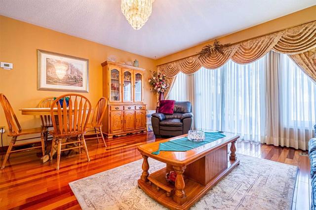 13 Ready Crt, House semidetached with 3 bedrooms, 2 bathrooms and 4 parking in Brampton ON | Image 2