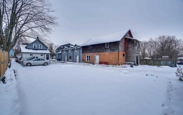 86 Queen St, House detached with 2 bedrooms, 2 bathrooms and 5 parking in Kawartha Lakes ON | Image 2