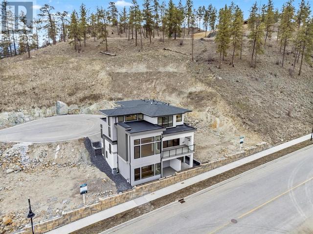 3462 Hilltown Close, House detached with 5 bedrooms, 4 bathrooms and 5 parking in Kelowna BC | Image 3